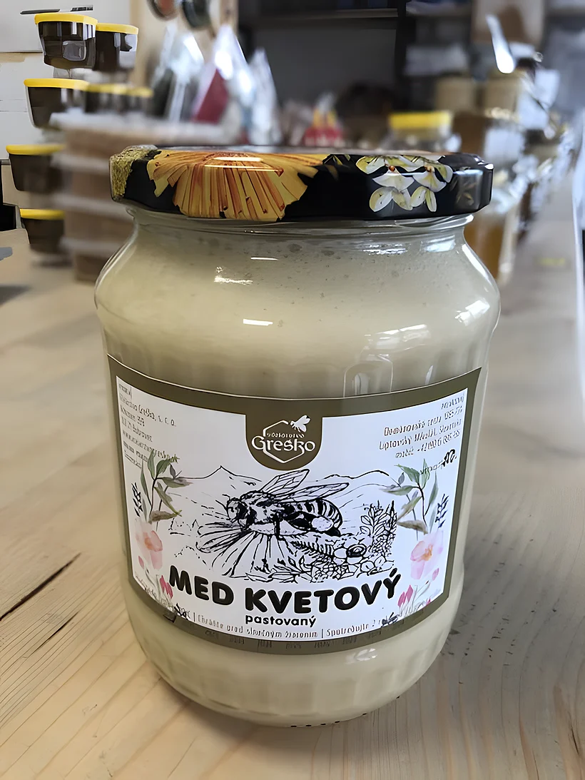 Pastovaný med